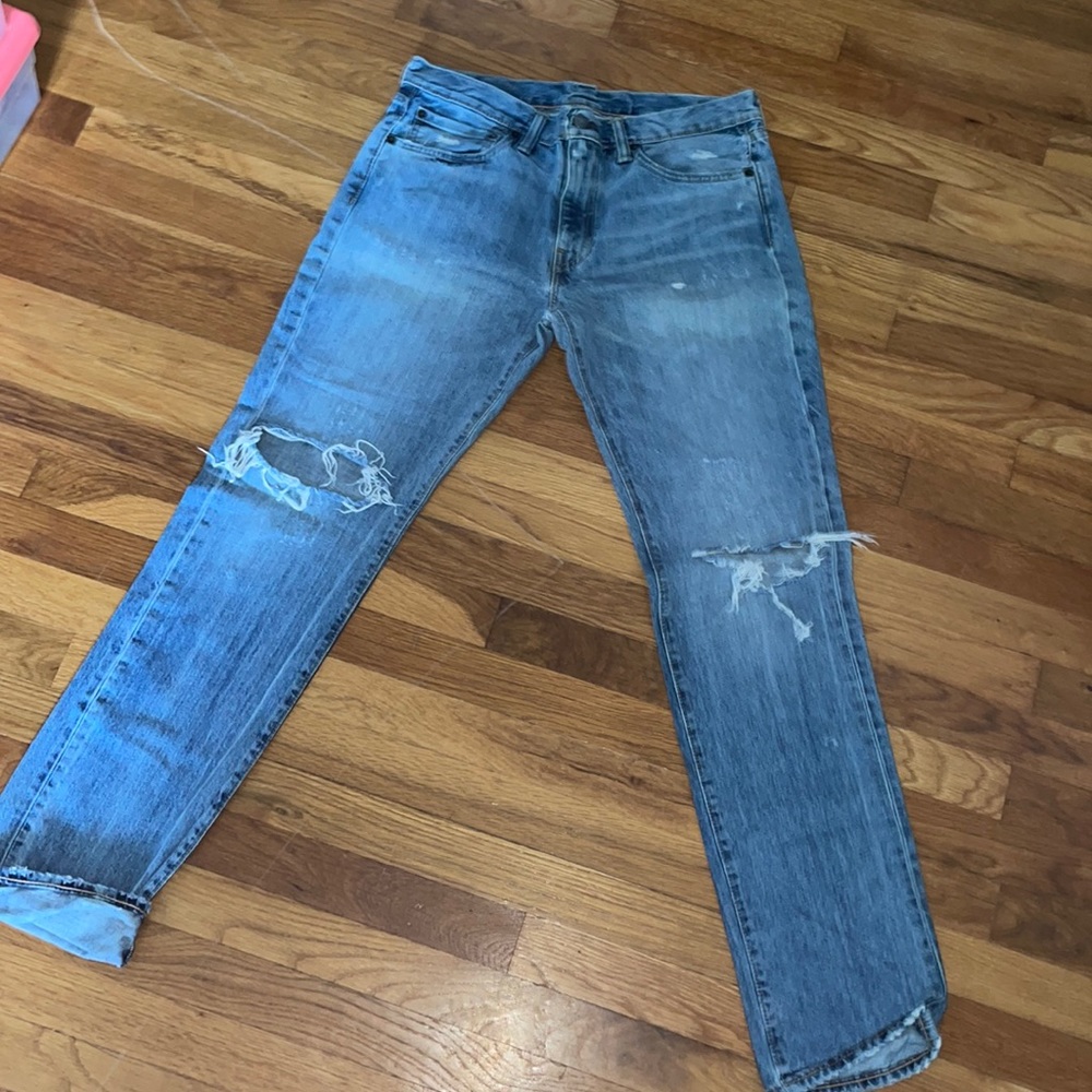 Men distress jeans with rips